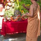 Giri Maharaja offering arati