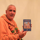 Srila Guru Maharaja holding "Mahaprabhu - El Santo de la India"