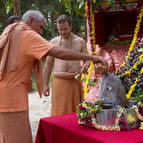 Guru Maharaja bathes Giriraja